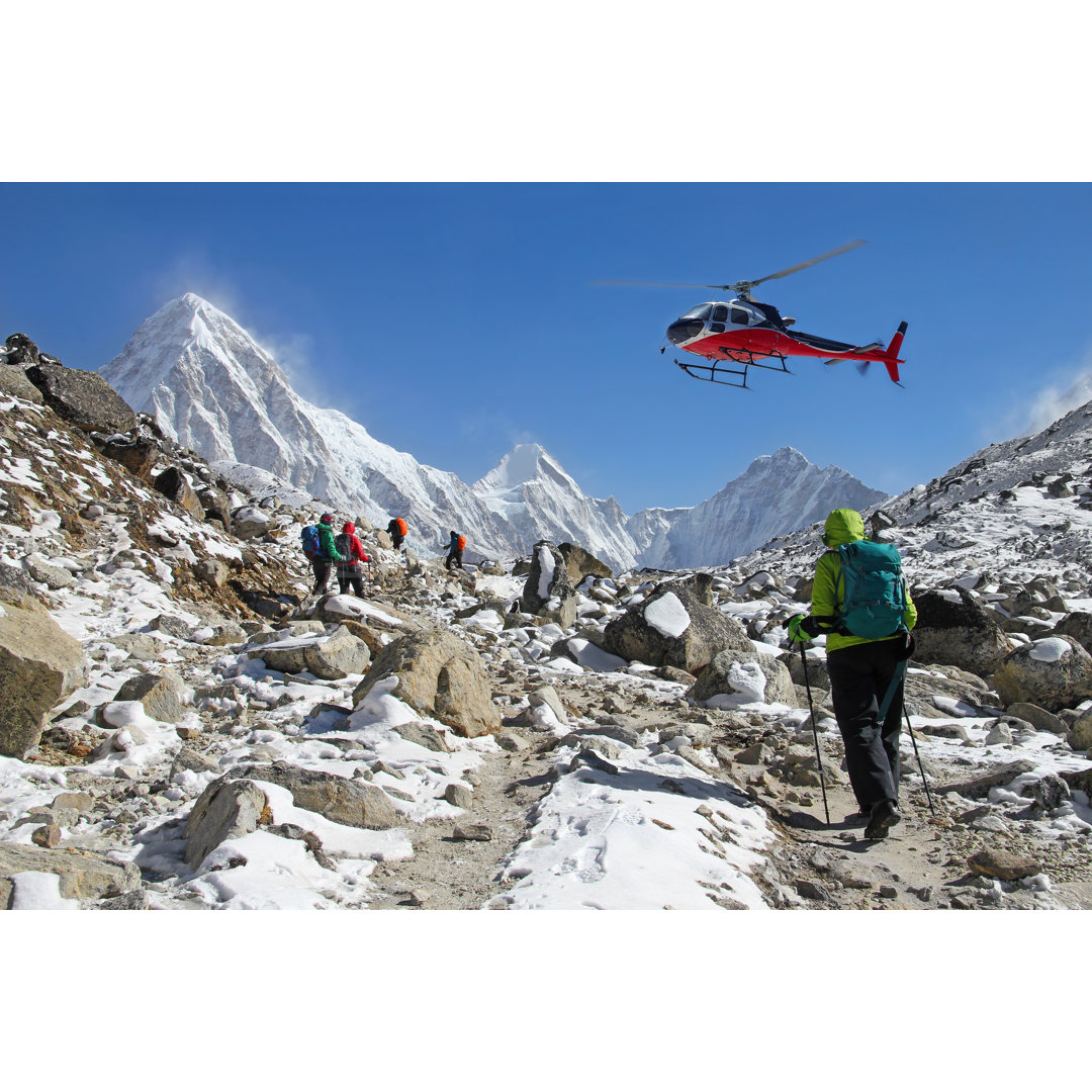 Leinwandbild Gruppe von Bergsteigern im Himalaya von Branex