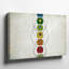 Toile, arrangement vertical de sept fleurs de lotus éclatantes représentant chacune un art chakra différent posé sur une toile tendue-2000136662