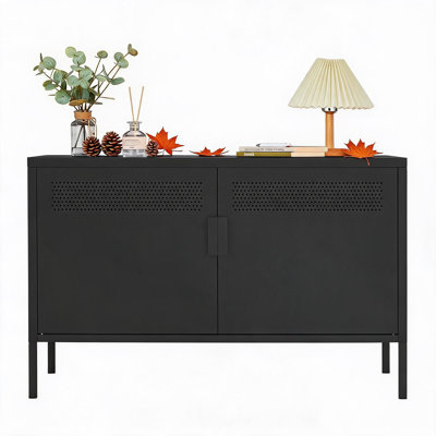 Buffet/crédence moderne de 100 cm de large, avec portes perforées, 2 étagères réglables et fermeture magnétique, étanche et résistante à l'eau. Parfait pour une entrée, un salon, un bureau ou un coin café.