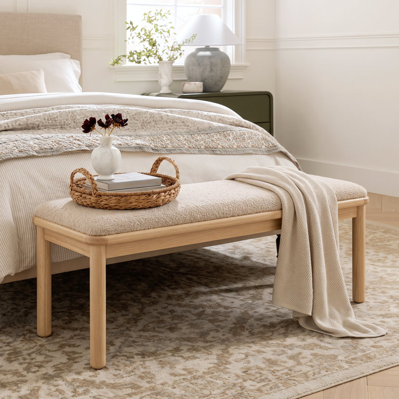 Banc rembourré moderne avec pieds en bois d'hévéa Radnor, Boucle taupe chaude / cadre naturel
