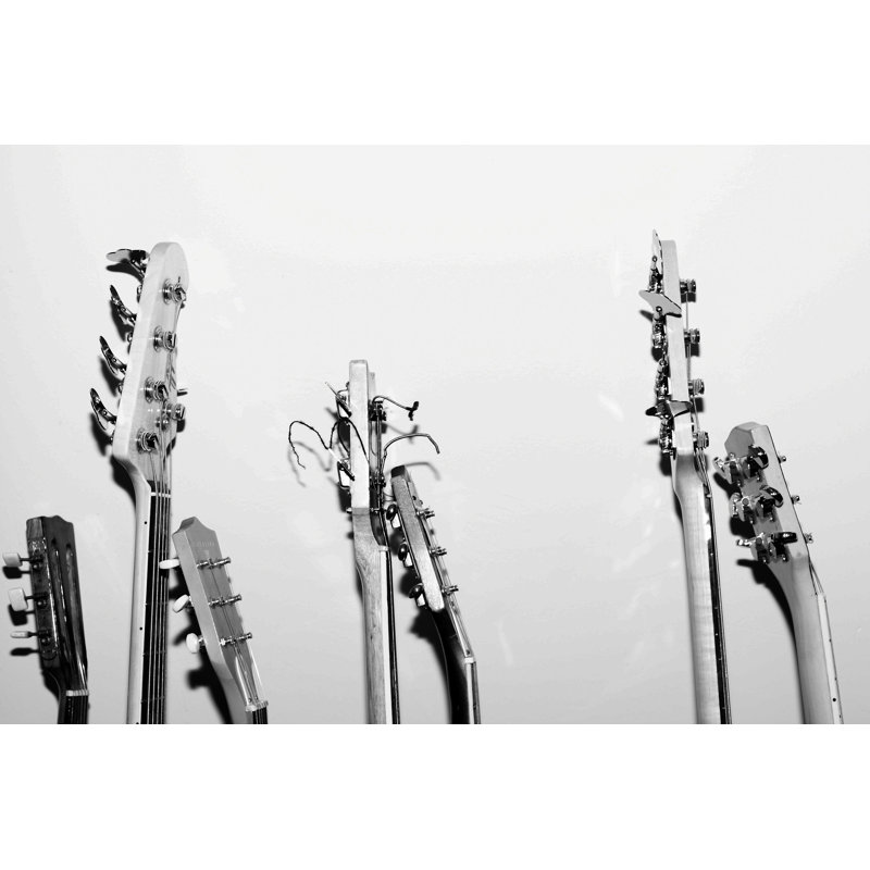Guitares, têtes de basse en blanc, noir et blanc, H 26 po x l 50 po x P 1,5 po