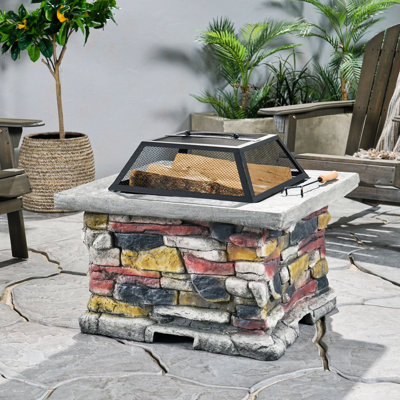 Table de foyer d'extérieur en béton 28 po avec couvercle - gris pierre. Ajoutez de la chaleur à votre patio. Élégant acier mat, flammes hypnotiques. Bol en fer thermolaqué, base en ciment renforcé de fibre de verre. Housse en filet et incluse.