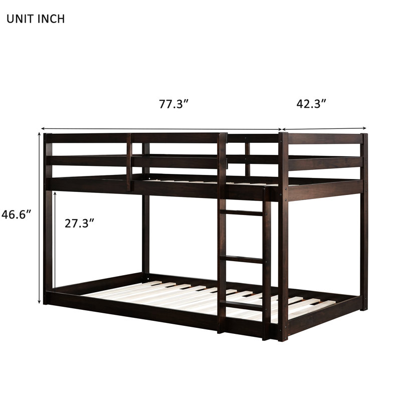 Lit simple au-dessus d'un lit mezzanine - Structure en bois d'hévéa robuste pour un lit dans une chambre propre et bien rangée
