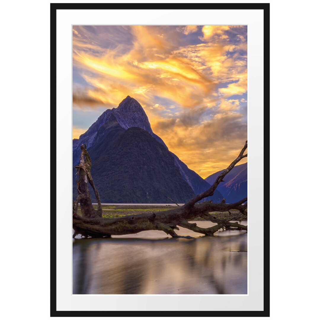 Gerahmtes Poster Baum in Berglandschaft