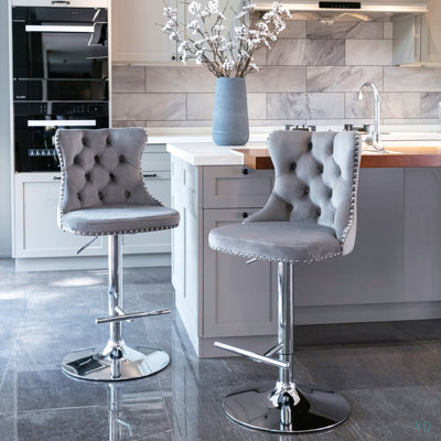 Tabourets de bar pivotants en velours à hauteur de siège réglable de 25 à 33 pouces, tabourets de bar à base chromée avec dossier capitonné confortable pour pub et îlot de cuisine, ensemble de 2