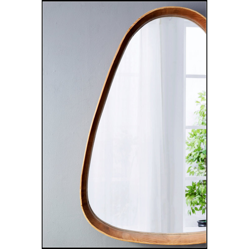 Miroir mural 30 x 38 pouces de forme irrégulière avec cadre en bois naturel, parfait pour les intérieurs modernes et minimalistes