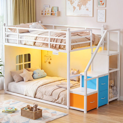 Lit superposé bas pour enfants (deux lits simples superposés) avec escalier et éclairage DEL, structure de lit superposé en métal avec station de recharge, tiroirs de rangement et design cabane de jeu