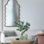 S / 2 vases décoratifs en verre vert avec motifs de visage