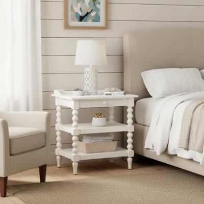 Table de chevet de couleur blanc antique, fabriquée en bois franc et en placage de chêne, deux zones de rangement inférieures, un plateau coulissant, des pieds tournés à la bobine, des espaces de conception de plateau supérieur,