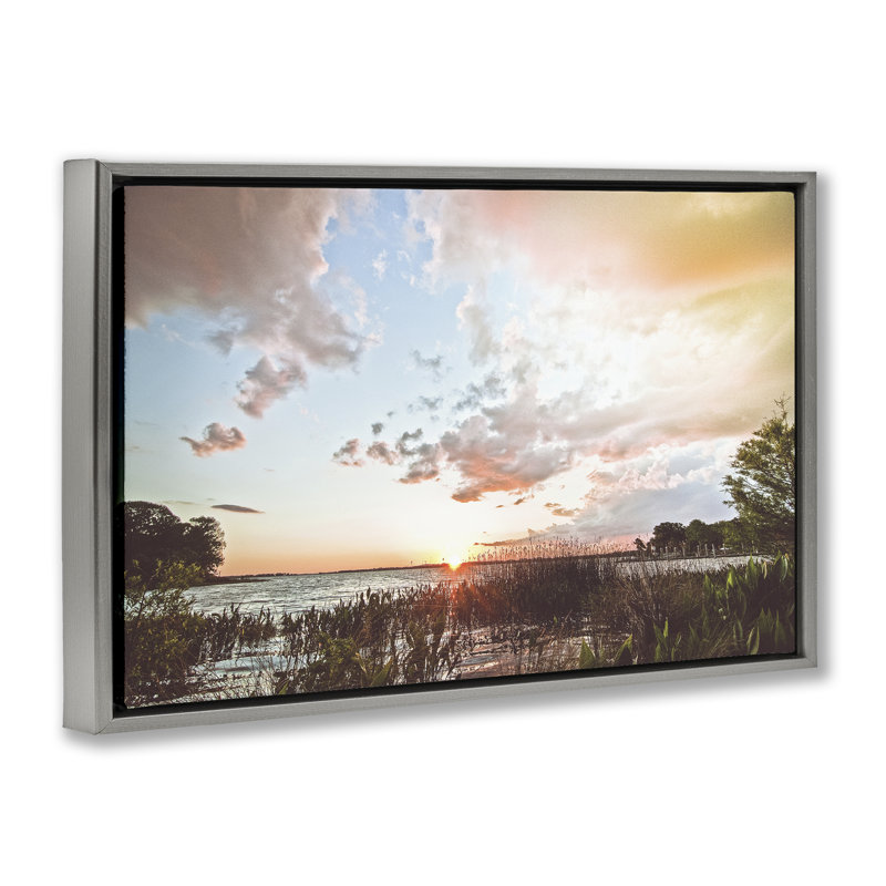 Cadre flottant au coucher du soleil surplombant la plage, conception de BRUCE NAWROCKE, H 17 po x l 25 po