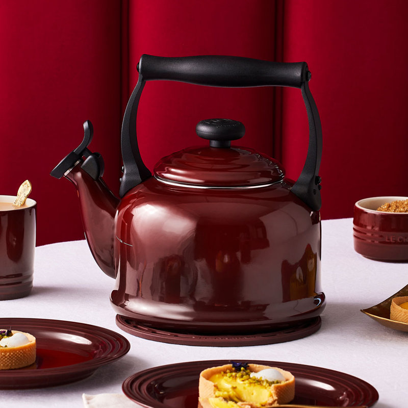 Le Creuset Traditional Kettle with Fixed Whistle 2.1L, Garnet