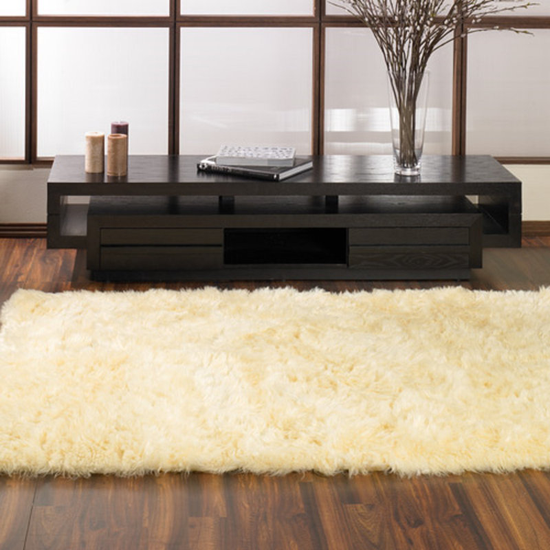 Tapis ivoire en peau de mouton, Rectangle 4 pi 7 po x 6 pi 7 po