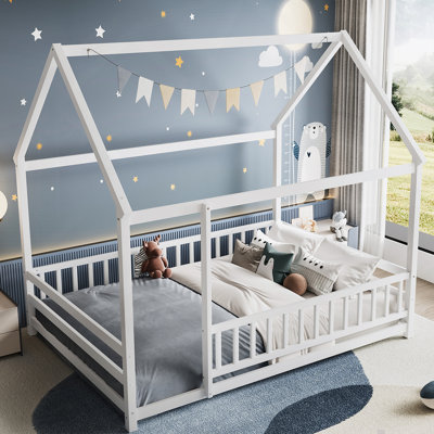 Lit double en bois avec cadre de toit, barrière de sécurité et options de décoration pour plus de confort et de sécurité