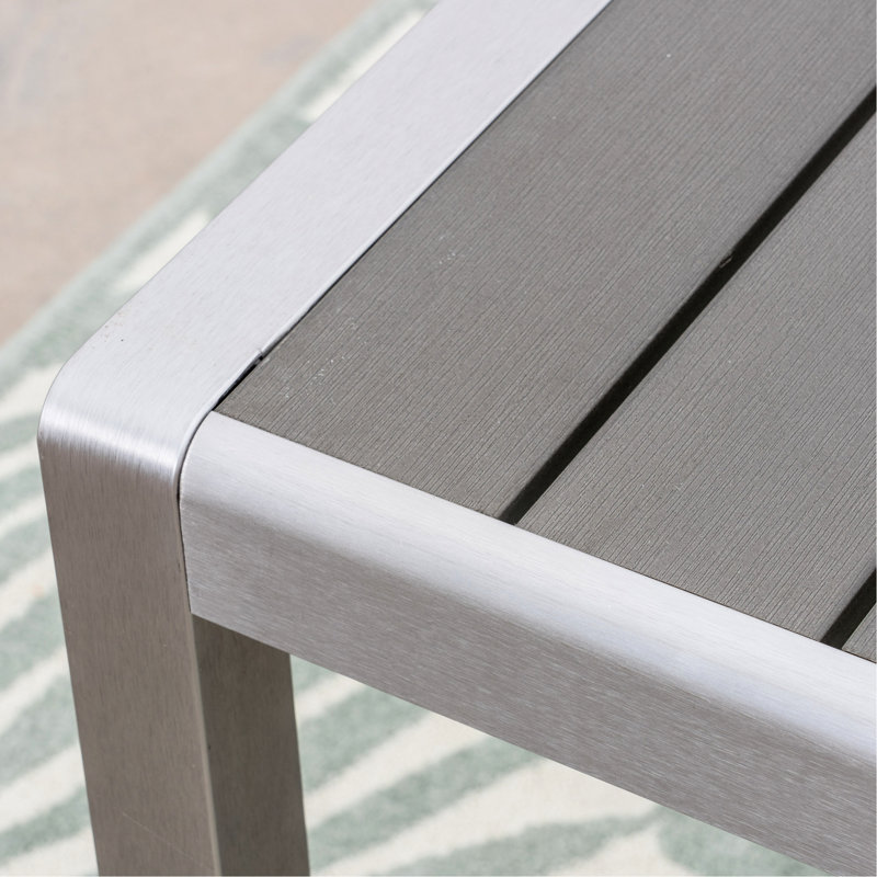 Table d'extérieur grise en faux bois avec plateau en aluminium