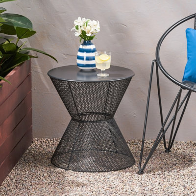 Table d'appoint en fer durable avec motif en maille Breezy, parfaite pour une utilisation extérieure et intérieure