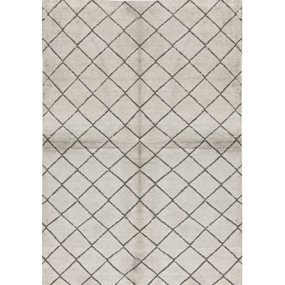 Kendale Geometric Area Rug in Gray/Black