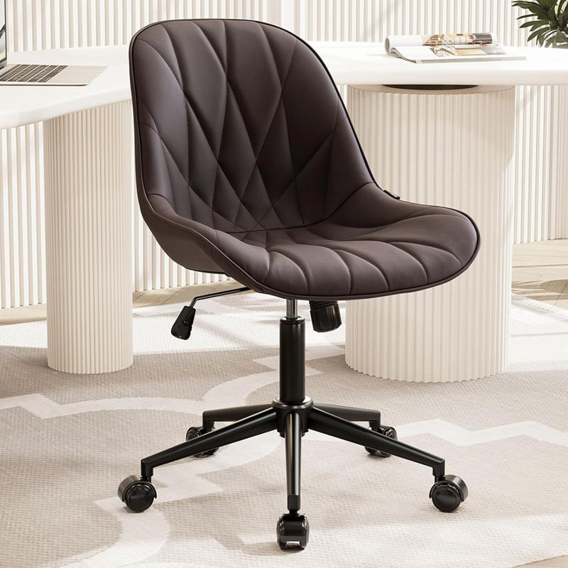 Chaise de bureau ergonomique pivotante en cuir brun, avec un dossier incurvé avec réglage de la hauteur et des roulettes.