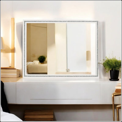 Miroir Haiden à finition blanche avec bordure argentée chatoyante et bord biseauté, parfait pour une décoration intérieure élégante