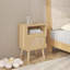 Table de chevet en rotin avec porte et tablette ouverte, table de chevet d'appoint avec pieds en bois massif, idéale pour la chambre à coucher, le dortoir et les petits espaces