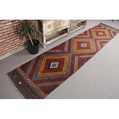 Tapis turc kilim tissé à la main en rouge vif pour une maison minimaliste moderne mettant l'accent sur la fabrication de laine de qualité pour les couloirs ou les espaces de vie