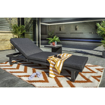 Cosmopolitan Lounger