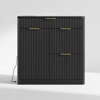 Classeur de bureau autoportant polyvalent avec station de charge intégrée, grands tiroirs, portes d'armoire, tablettes réglables, conception à panneau cannelé, coins anti-collision, plateau de table imperméable et résistant à l'usure pour la maison et le bureau