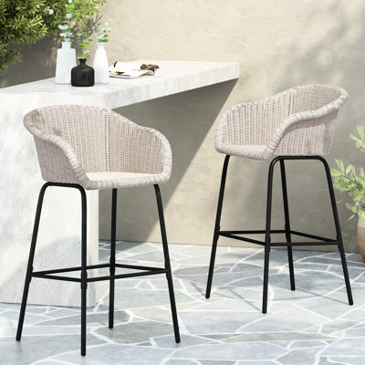 De 2 extérieurs en faux gris, conception tout-en-un avec structure intégrée, tissage de style panier tressé, siège de 29,50 po pour les espaces bar, structure en fer noir et repose-pieds de 12,50 lb, limite de poids de 400 lb