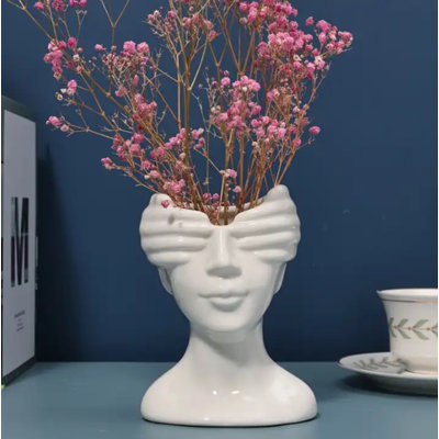 Vase de style nordique moderne en céramique se cachant derrière les mains coucou