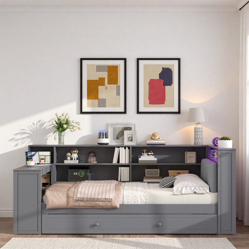 Lit plateforme en bois avec tablettes de rangement, lit gigogne, station de charge, bureau à DEL, bureau et tête de lit tapissier