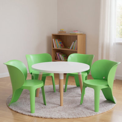 Ensemble de quatre chaises pour enfants en plastique vert robuste