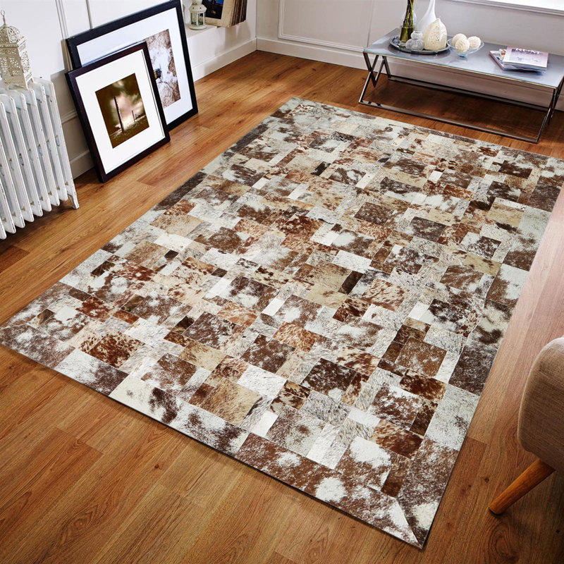 Tapis brun et beige en peau de vache, Rectangle 7 pi 10 po x 10 pi 4 po