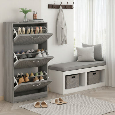 Une armoire à chaussures grise à trois niveaux et de grande capacité avec un design moderne, pouvant contenir 24 paires de chaussures.
