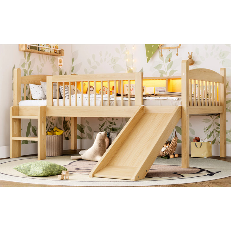 Lit mezzanine simple en bois massif à économie d'espace avec tablettes de rangement, lumières à DEL et garde-corps pleine longueur, convient aux chambres à coucher nécessitant plus de rangement, aspect naturel du bois, sans sommier