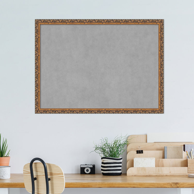 Tableau magnétique encadré bronze antique, H 22 po x l 30 po