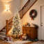 Sapin de Noël artificiel de 2,3 m (7,5 pi) pré-illuminé, recouvert de neige floquée, 850 extrémités de branches, 350 lumières jaune chaud transparentes, ouverture automatique et ampoules de rechange pour la décoration intérieure des fêtes