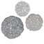 Décoration murale disque en métal texturé plume de couleur grise, 20 po, 17,25 po, 14,25 po, fixation intérieure, anneau de crochet 3 avec support gris, supports