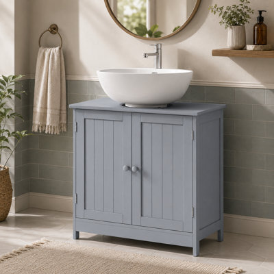 Un meuble-lavabo à piédestal moderne et minimaliste, placé sous le lavabo de la salle de bain, crée un espace de rangement soigné et organisé.