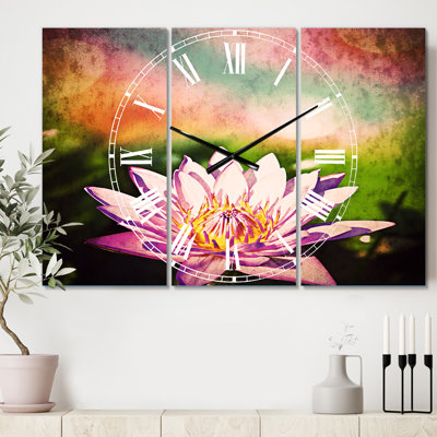 Mauve lotus sur fond abstrait - horloge murale traditionnelle