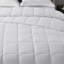 Couverture antimicrobienne blanche toutes saisons-122481647