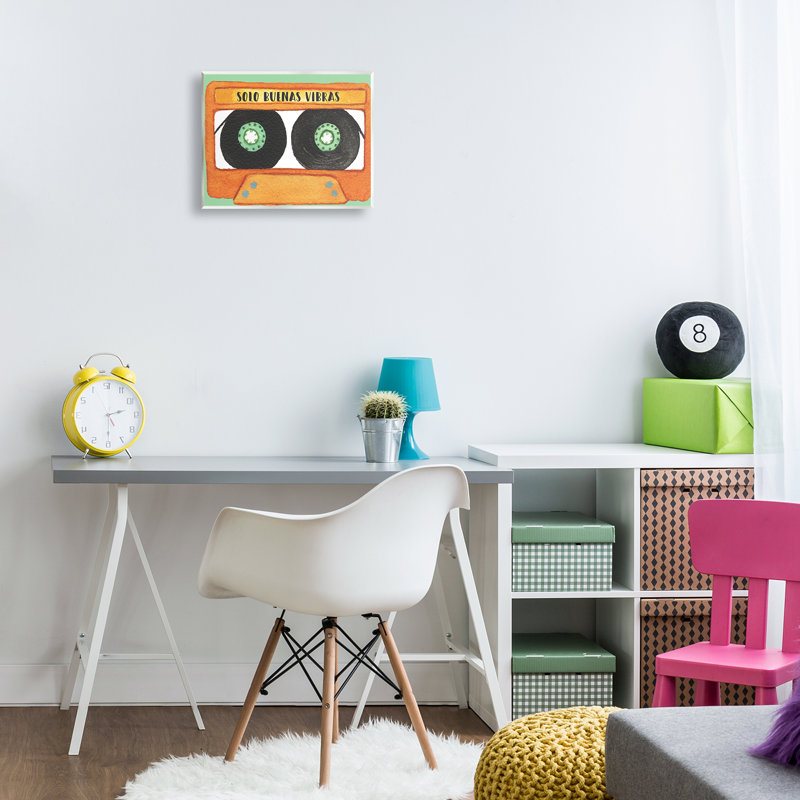 "Only Good Vibes", art mural espagnol sur cassettes, par Jennifer Pugh