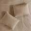 Le couvre-lit 3 pièces kaki grand, en microfibre, rembourré, offre une option de sommeil confortable et élégante.-120944949-120944952