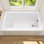 Baignoire rectangulaire encastrée en acrylique blanc brillant de 137 cm x 81 cm (54 po x 32 po), avec bonde intégrée à droite, pour installation murale.