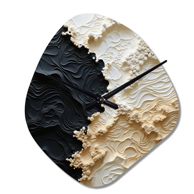 Peinture abstraite crème et noire liquide - horloge murale asymétrique en métal côtier, impression d'horloge de forme unique crème