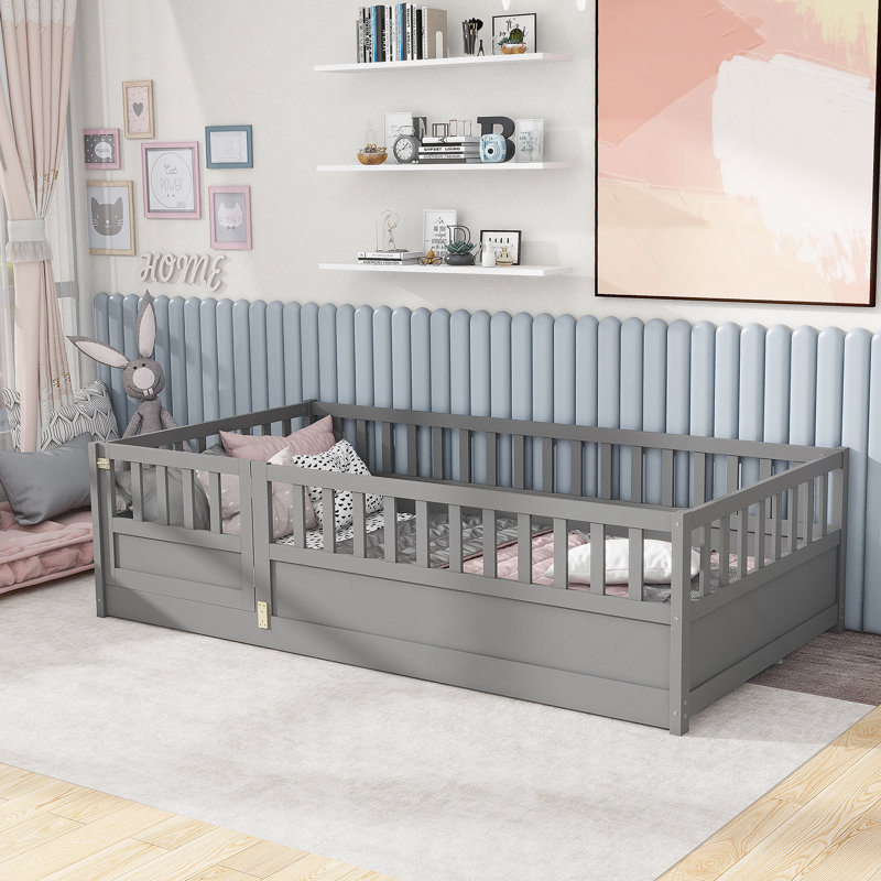 Lit de plancher pour enfants avec barrière et porte de sécurité ultra-intégrés, idéal pour jouer en toute sécurité et dormir confortablement