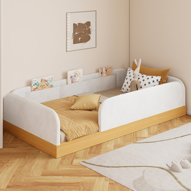 Lit plateforme simple tapissier avec garde-corps et sacs de rangement, velours blanc et bois naturel