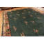 Tapis chinois surdimensionné sur fond vert antique