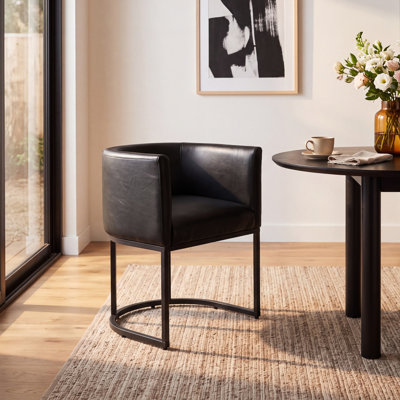 Chaise rembourrée en similicuir avec accoudoirs
