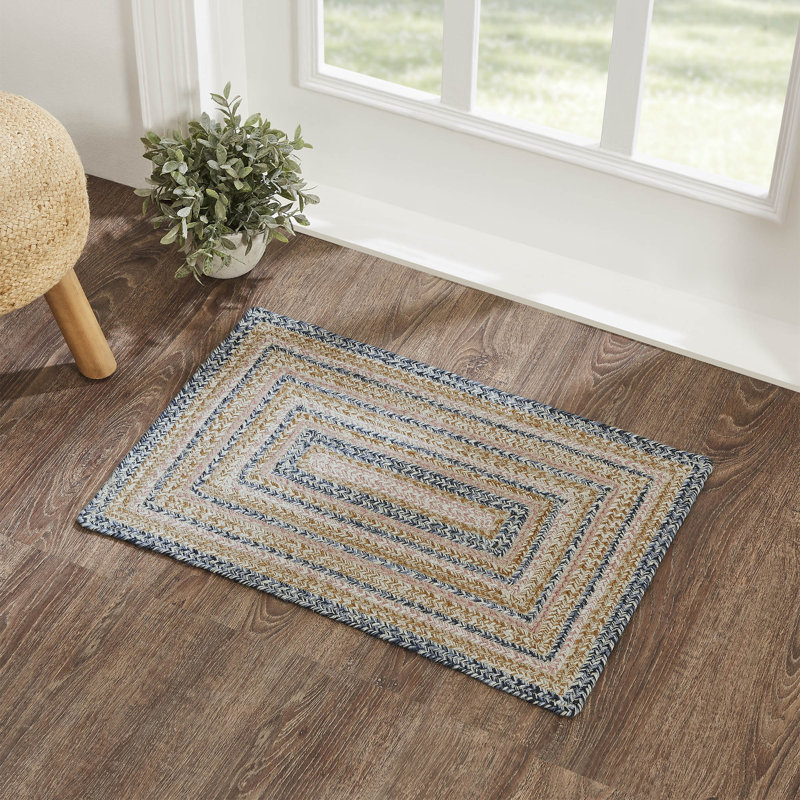 Tapis géométrique tressé à la main beige / bleu Merline, Rectangle 1 pi 8 po x 2 pi 6 po