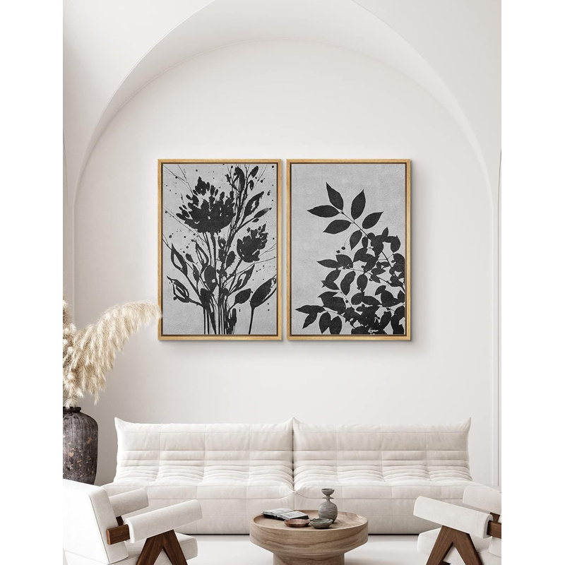 Gros plan sur des plantes noires sur fond gris avec feuilles naturelles, H 36 po x l 24 po
