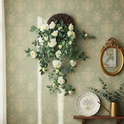 Roses artificielles suspendues